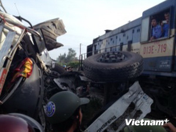 Khắc phục ách tắc do tai nạn giao thông trên tuyến đường sắt Bắc Nam và Quốc lộ 1A